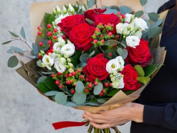 Buchet trandafiri cu eustoma livrare flori mures