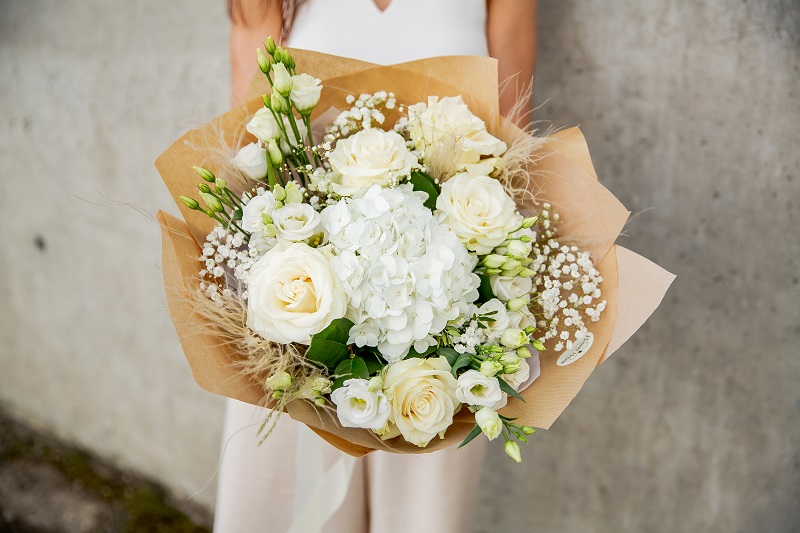 Buchet din flori albe livrare flori targu mures Buchet din flori albe livrare flori targu mures