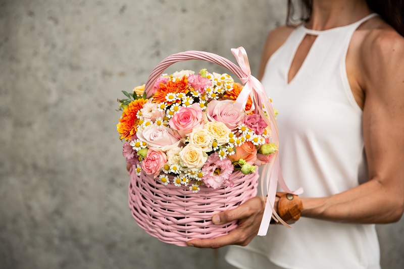Cos cu flori roz colorat livrare flori targu mures