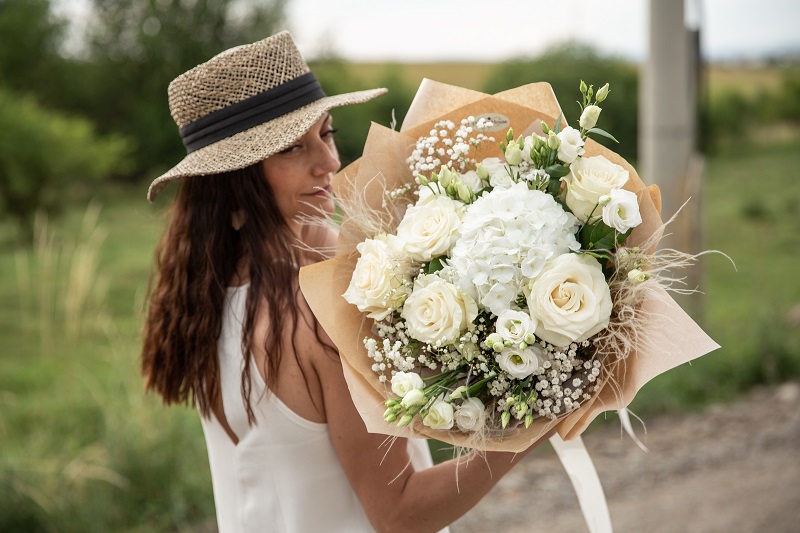 Buchet din flori albe livrare flori targu mures