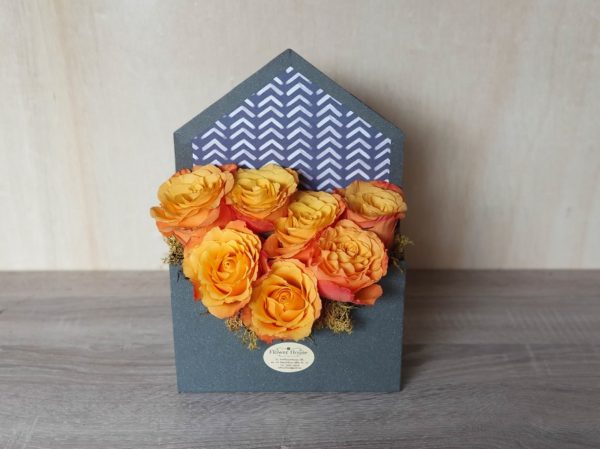 Cutie plic cu 7 trandafiri portocalii