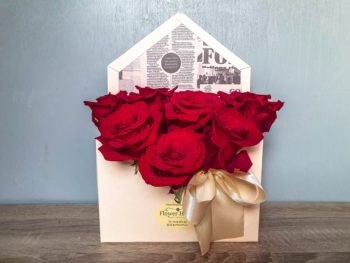 Cutie plic cu trandafiri roșii